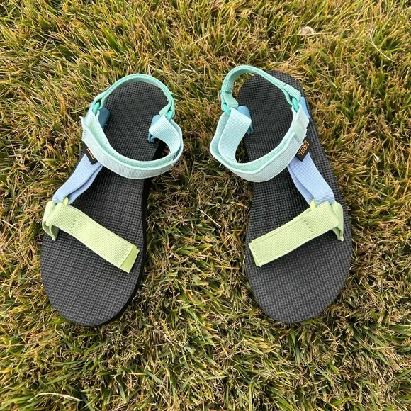 Teva women’s vibrant colorful platform sandals - Picture 2 of 5